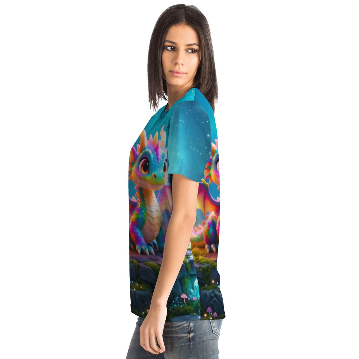 Frau trägt ein T-Shirt mit buntem Drachen-Motiv, inspiriert von Diamond Painting und Malen nach Zahlen Designs
