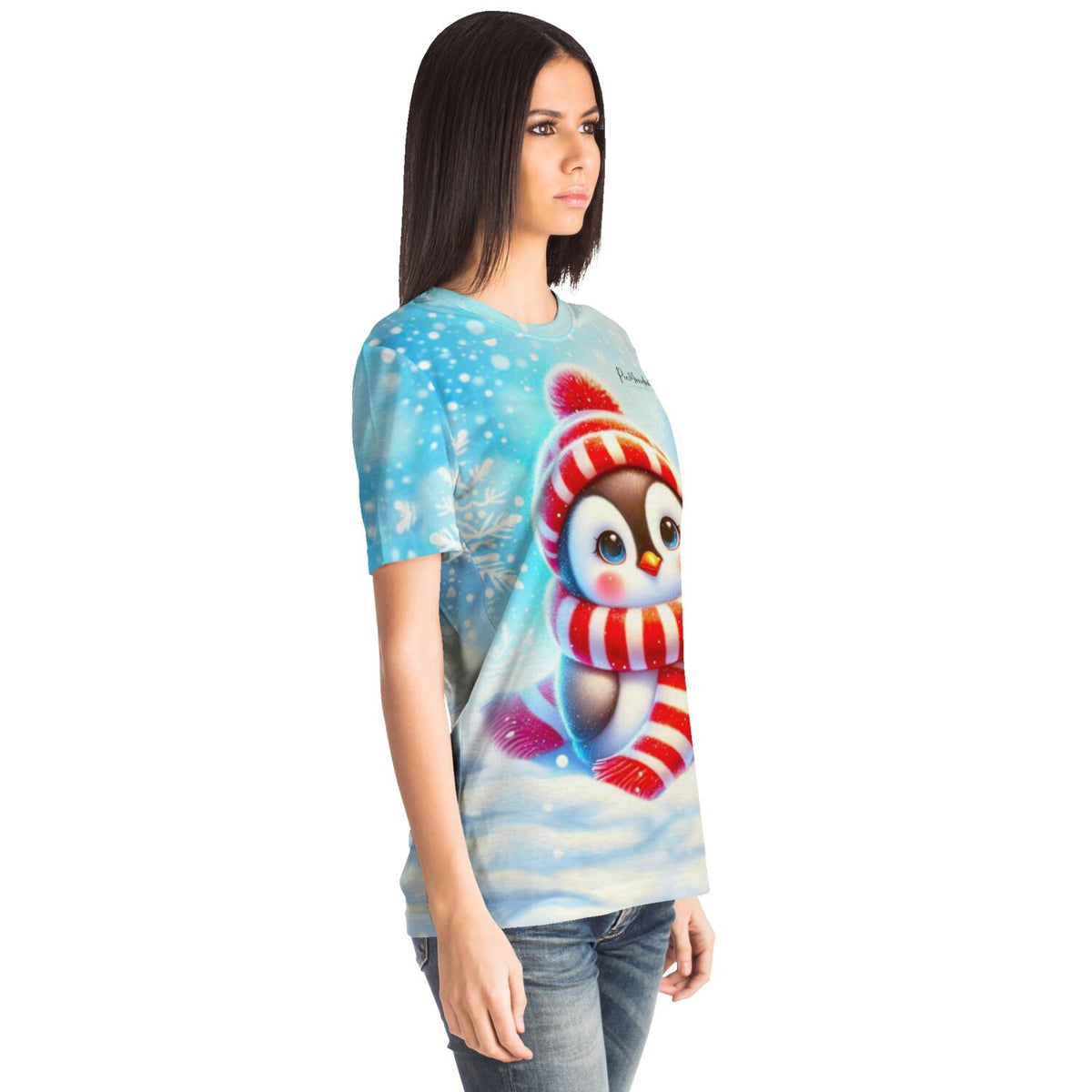 Frau trägt blaues T-Shirt mit süßem Pinguin Pixie Motiv im Stil unserer Diamond Painting und Malen nach Zahlen Designs