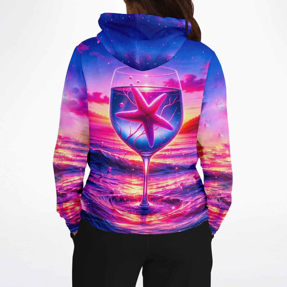 Dreamer Hoodie Seesternzauber mit buntem Full-Print: Ein Seestern im Weinglas vor einem ozeanischen Sonnenuntergang.