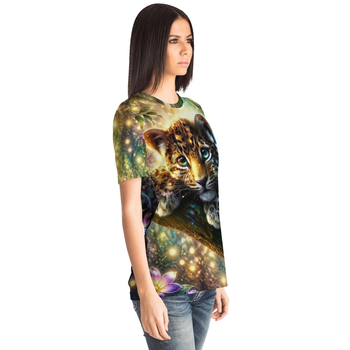 Frau trägt Dreamer T-Shirt mit leuchtendem Leoparden-Motiv im Stil von Diamond Painting und Malen nach Zahlen Designs