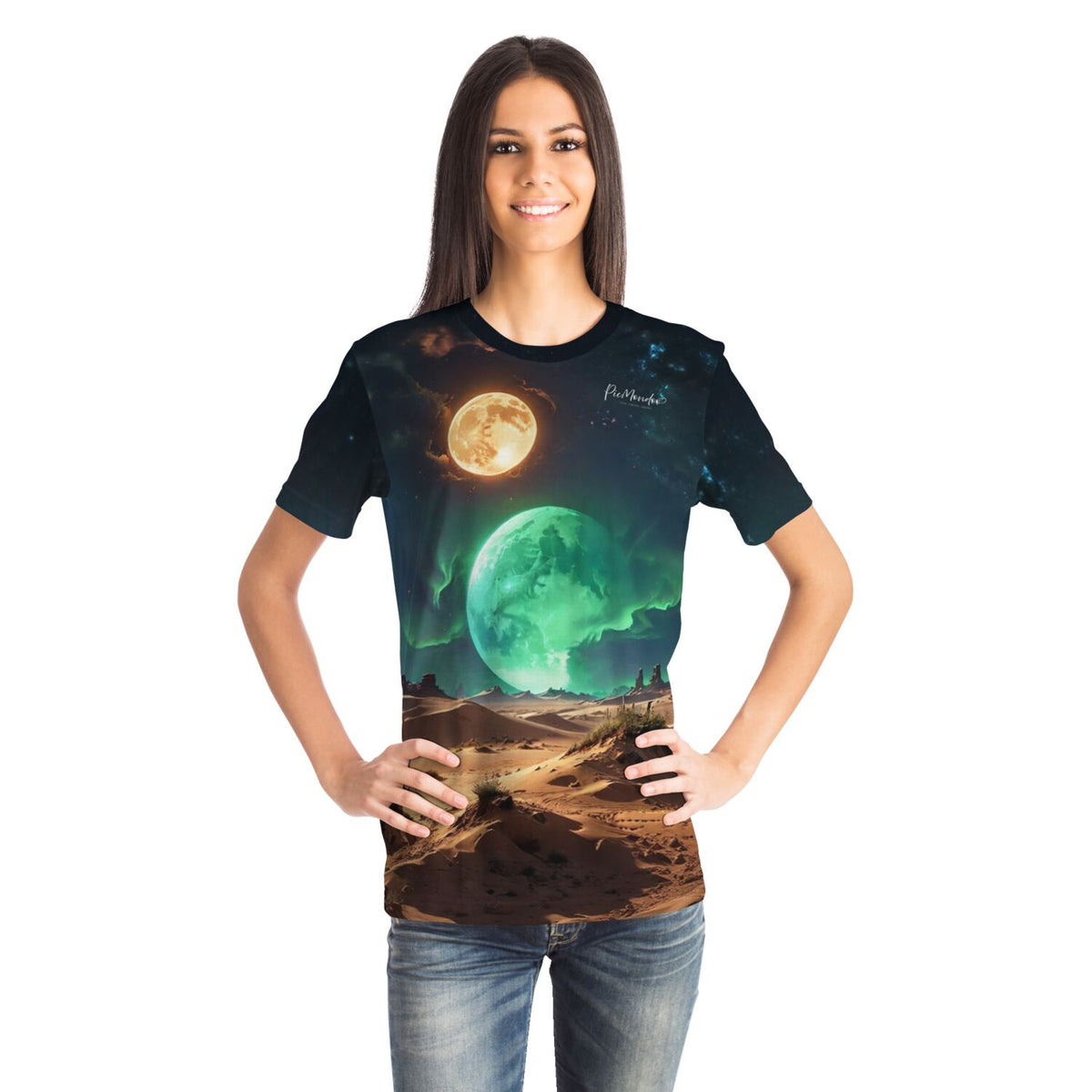 Frau trägt Dreamer T-Shirt Finsternis mit Weltraum-Motiv und Planeten, passend zu Diamond Painting und Malen nach Zahlen