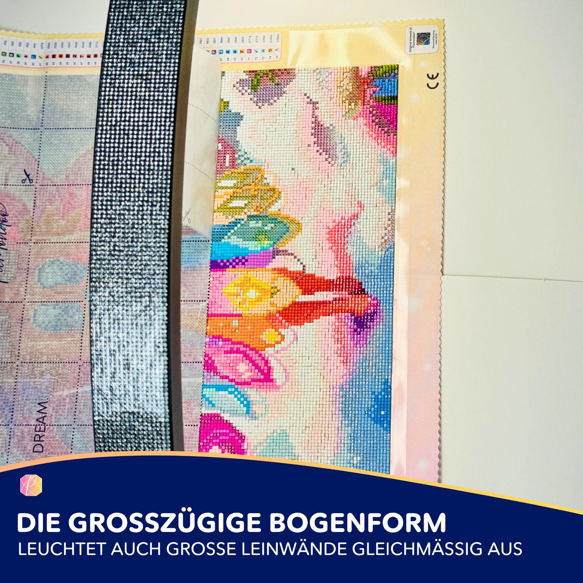 Schwarze LED Bogenlampe leuchtet eine farbenfrohe Diamond Painting Leinwand mit Glitzersteinchen optimal aus