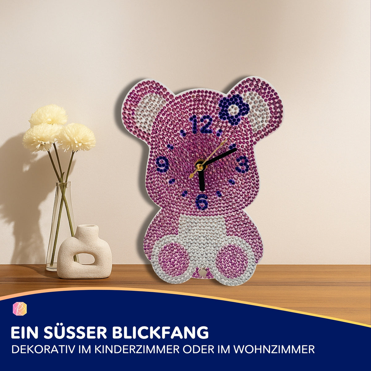 Fertige Diamond Painting Standuhr in niedlicher Bären-Form mit funkelnden rosa Steinchen und Blumen-Motiv.