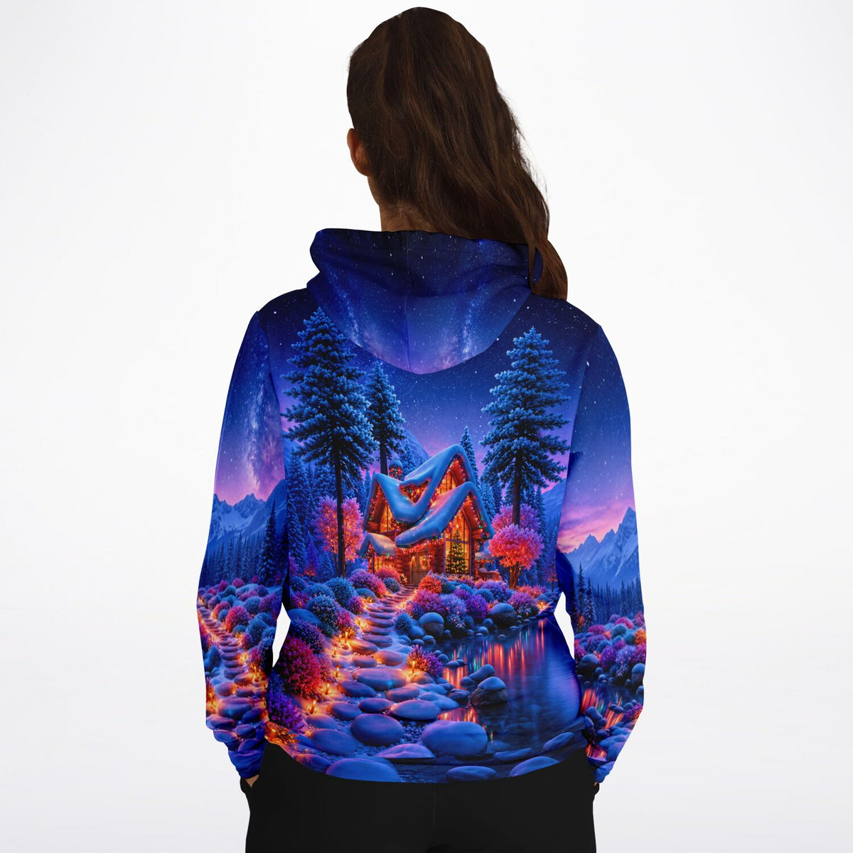Dreamer Hoodie mit weihnachtlichem Lichterwald-Motiv, das an detailreiche Diamond Painting und Malen nach Zahlen Kunst erinnert.