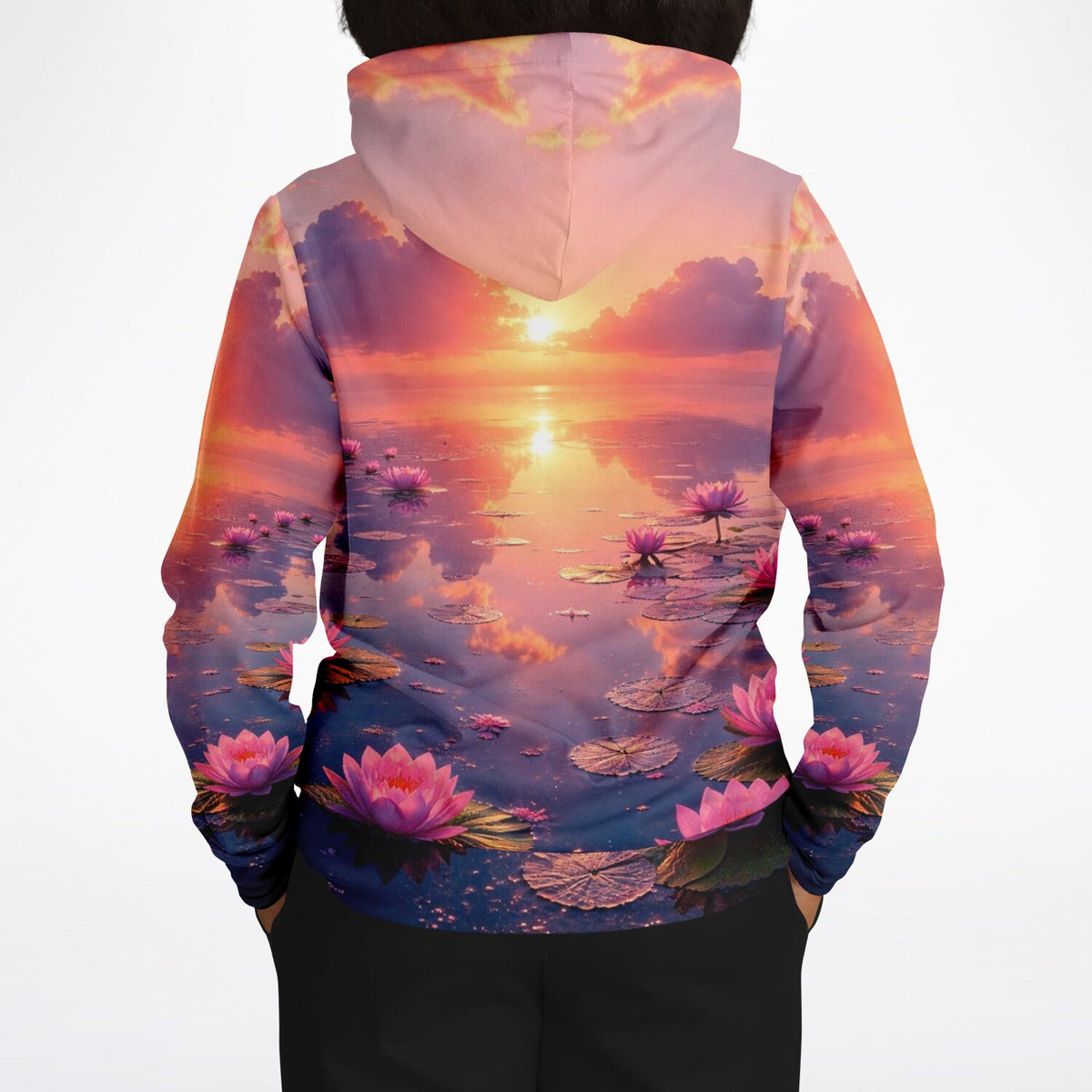 Dreamer Hoodie mit stimmungsvollem Abenddämmerung-Motiv, blühenden Seerosen und Sonnenuntergang-Reflektionen auf dem Wasser
