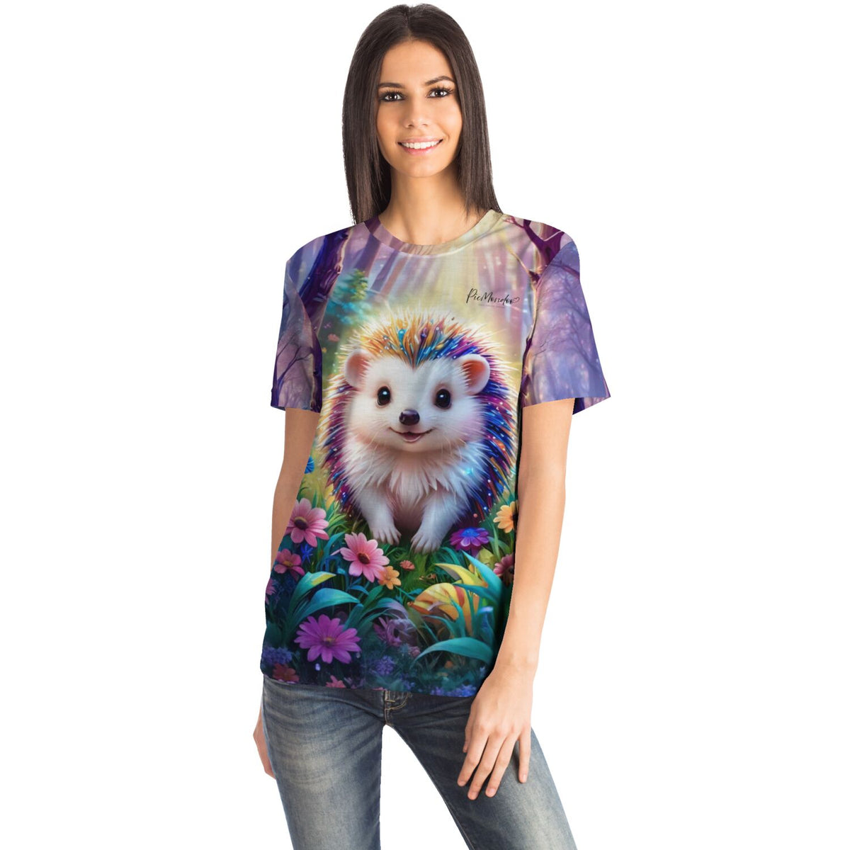 Frau trägt Dreamer T-Shirt mit buntem Igel-Motiv im Wald, passend zu Diamond Painting und Malen nach Zahlen Designs