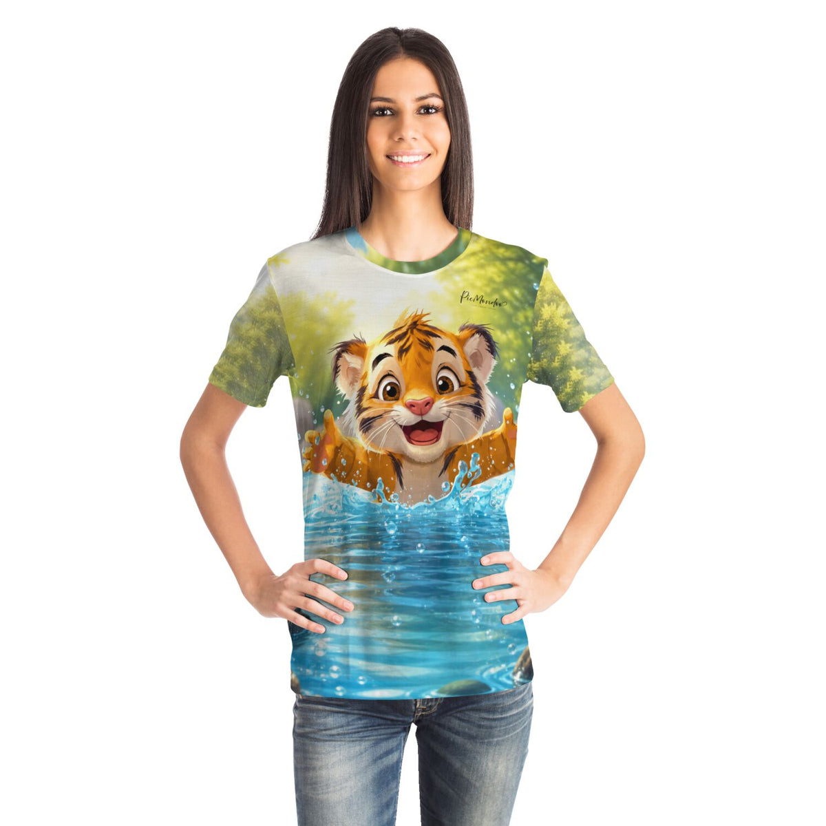 Frau trägt ein T-Shirt mit Diamond Painting Motiv: Ein süßer Tiger bei einem Sprung ins Wasser - Platsch ins Glück