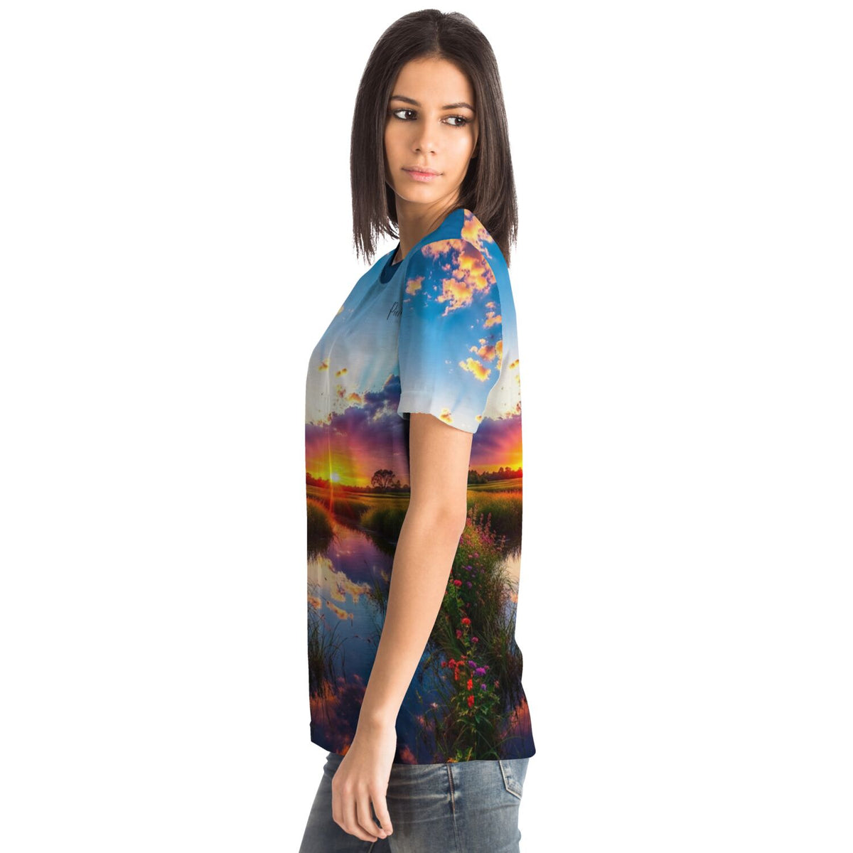 Frau trägt Dreamer T-Shirt mit Morgenrot-Landschaftsmotiv, das an detailreiche Diamond Painting und Malen nach Zahlen erinnert