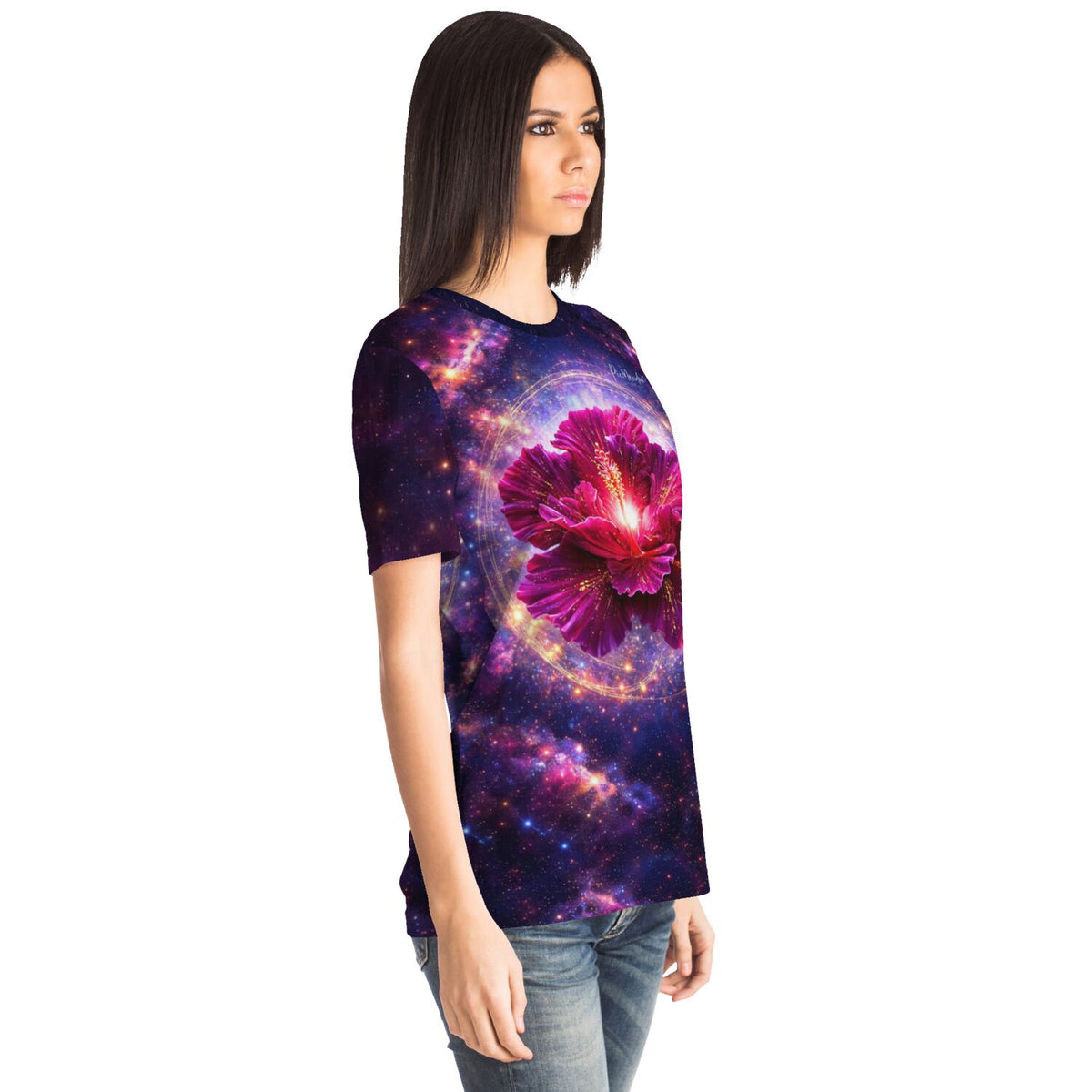 Frau trägt Dreamer T-Shirt mit leuchtendem Galaxie-Blumen-Motiv im Stil von Diamond Painting und Malen nach Zahlen Designs