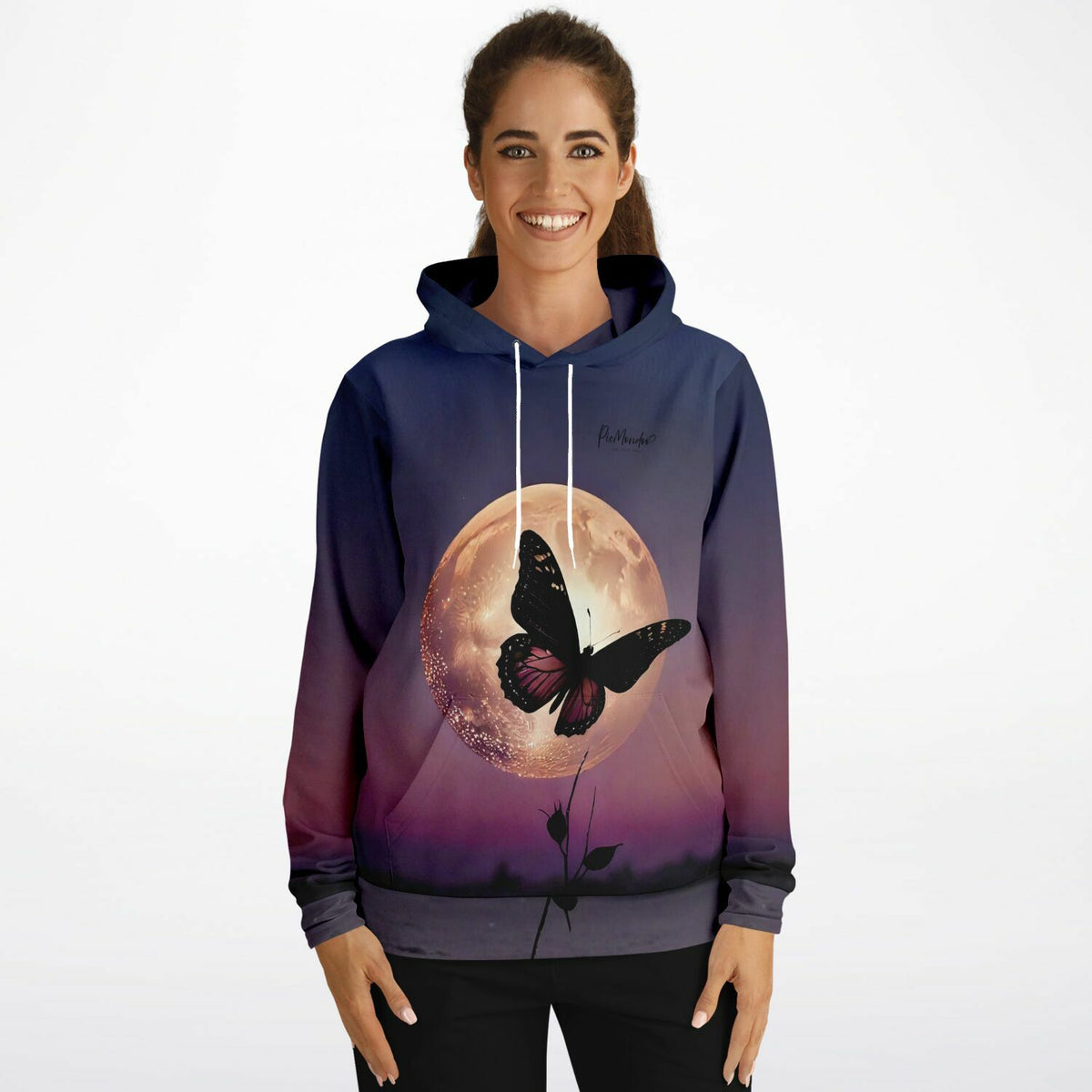 Frau trägt Hoodie mit Nightfly-Design: Schmetterling vor Vollmond - passend zum kreativen Stil von Diamond Painting Sets.