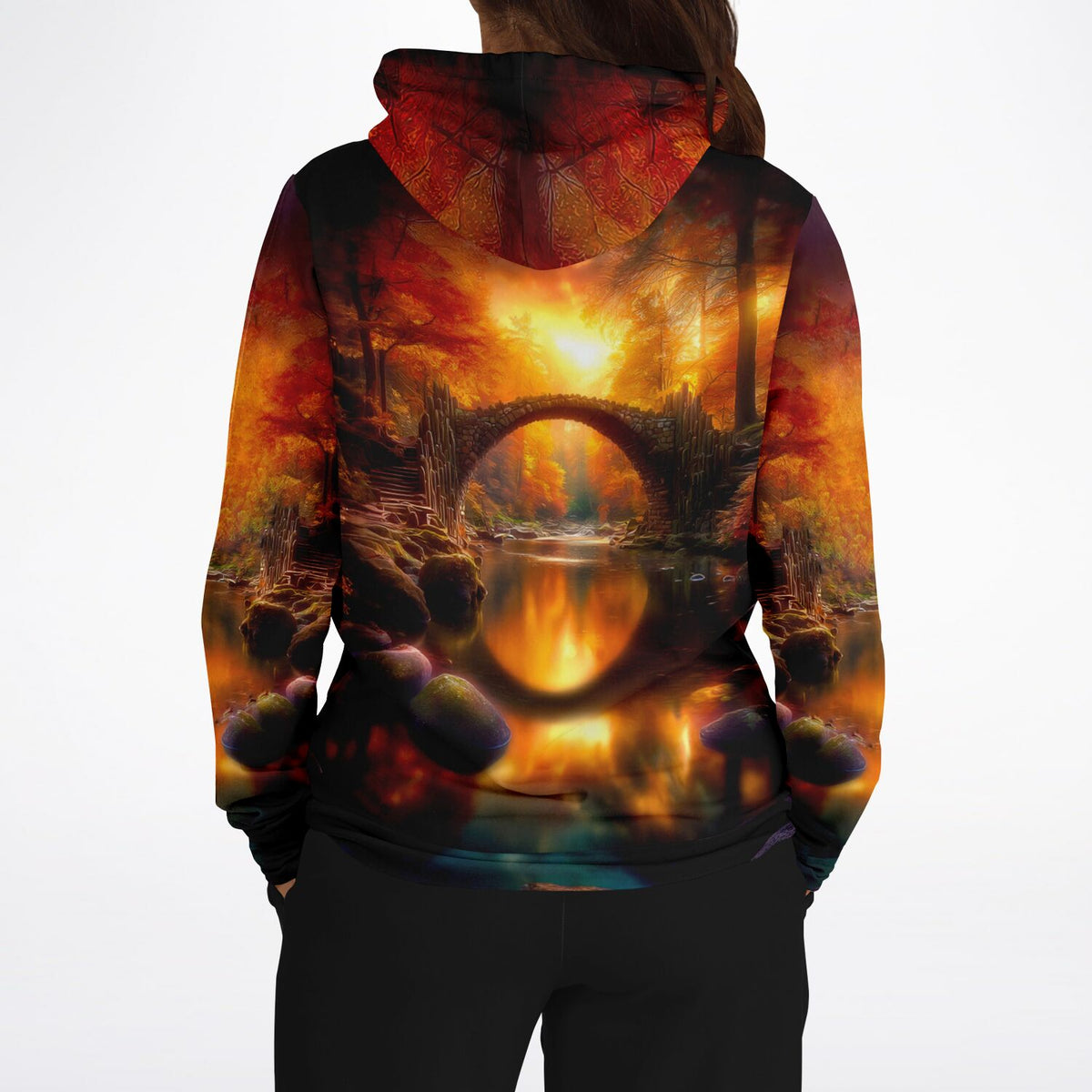 Dreamer Hoodie mit Motiv Brücke der ewigen Stunde im herbstlichen Wald, passend für Fans von Diamond Painting und Kunst.