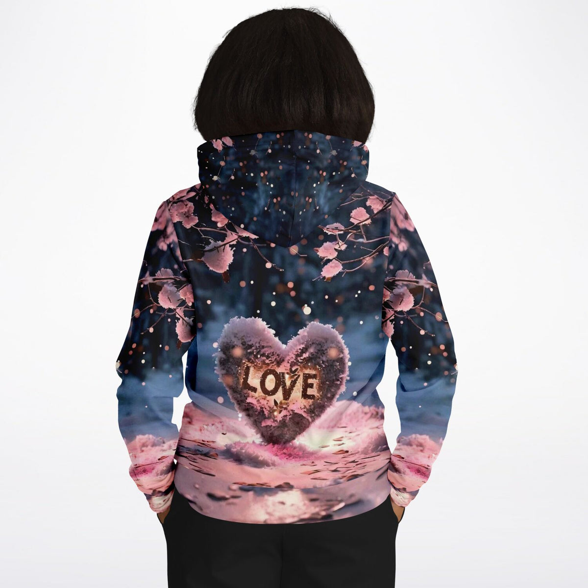 Dreamer Hoodie mit Love-Herz Motiv, verschneiten Ästen und romantischem AOP-Druck für einen stilvollen Streetwear-Look.