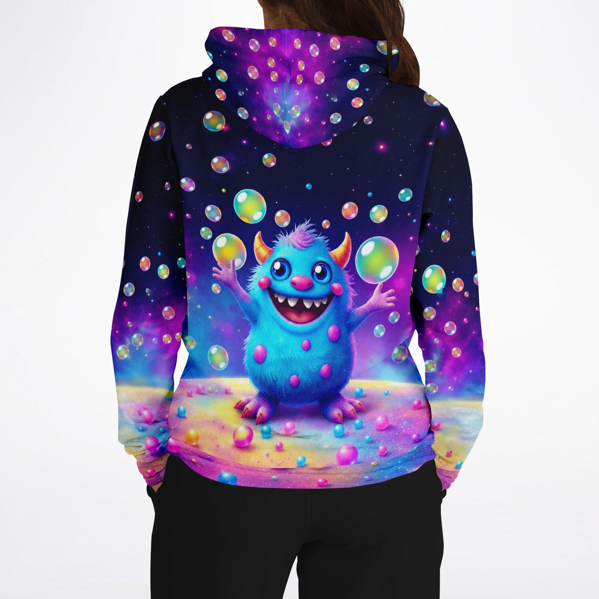 Dreamer Hoodie mit buntem Design: Ein flauschiges blaues Monster umgeben von Seifenblasen im farbenfrohen Weltraum-Stil.