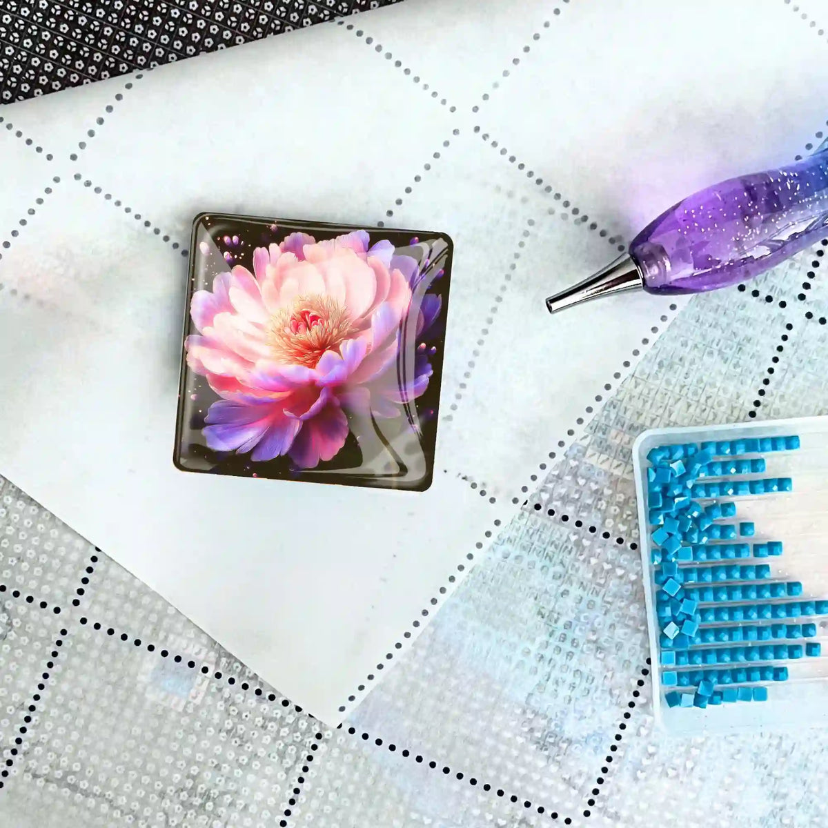 Quadratischer Cover Minder mit Pfingstrosen-Motiv auf einer Diamond Painting Leinwand mit Stift und Glitzersteinen