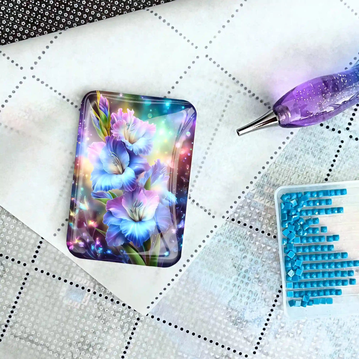 Magischer Cover Minder mit Blumenmotiv auf Diamond Painting Leinwand mit Glitzersteinen und Applikator-Stift