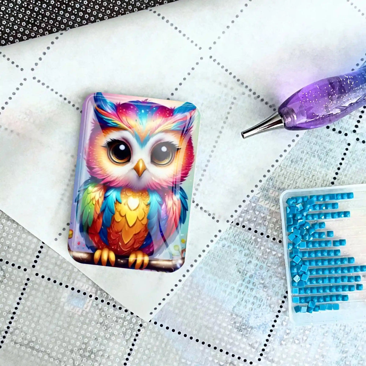 Bunter Eulen-Coverminder aus Glas auf einer Diamond Painting Leinwand mit Stift und Steinchen-Schale