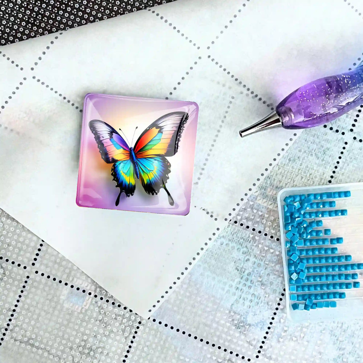 Schmetterling Coverminder für Diamond Painting auf einer Leinwand mit Applikator-Stift und blauen Diamanten