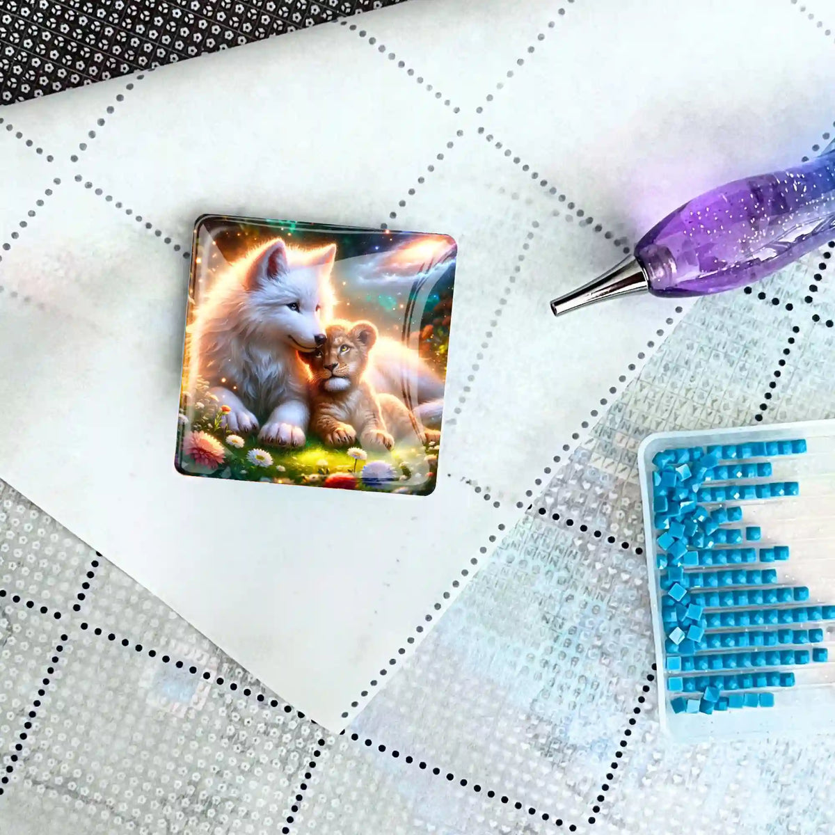 Magischer Fenris & Solaris Cover Minder aus Glas als praktisches Diamond Painting Zubehör auf Leinwand mit Glitzersteinchen