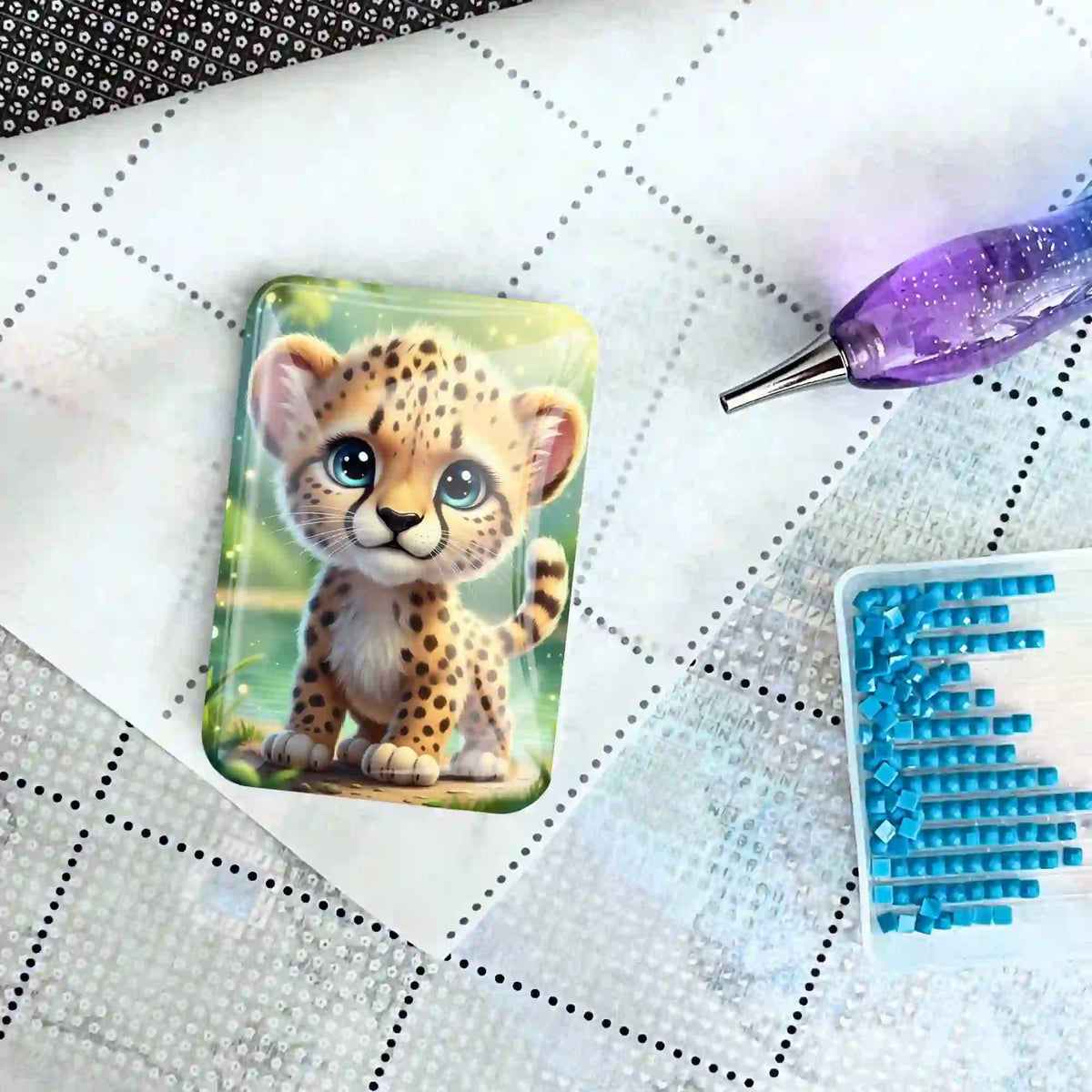 Kibo Coverminder mit süßem Leopardenbaby auf einer Diamond Painting Leinwand mit Glitzersteinchen und Stift
