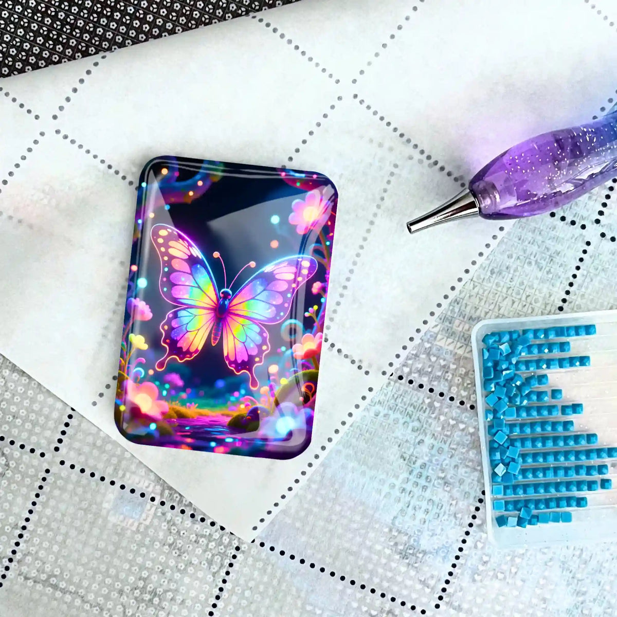 Magnetischer Cover Minder mit Schmetterling für Diamond Painting auf einer Leinwand mit Stift und Glitzersteinen
