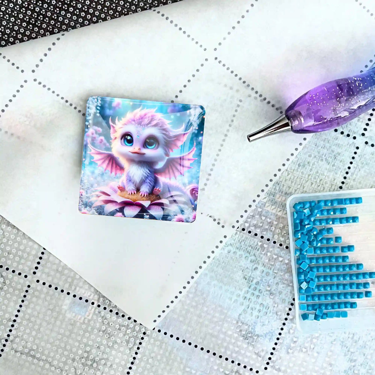 Magischer Cover Minder Elun mit Drachenmotiv für Diamond Painting auf einer Leinwand mit Stift und blauen Diamanten
