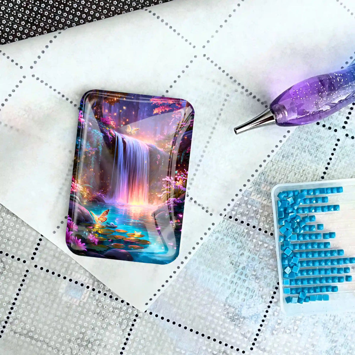 Magischer Cover Minder mit Wasserfall-Motiv auf Diamond Painting Leinwand mit Stift und blauen Diamanten