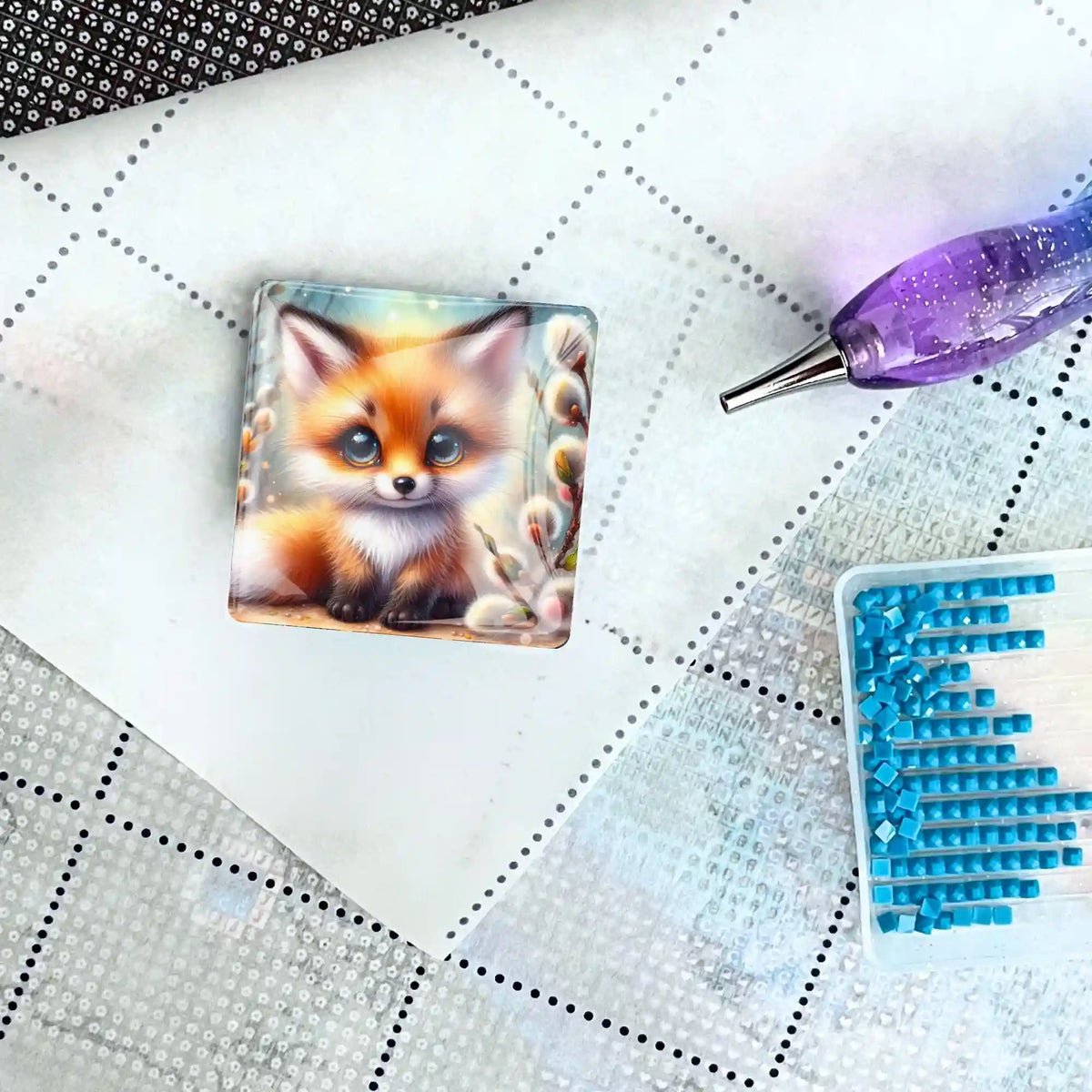Fuchs Cover Minder aus Glas auf Diamond Painting Leinwand mit Glitzer-Stift und blauem Steinchen-Set.