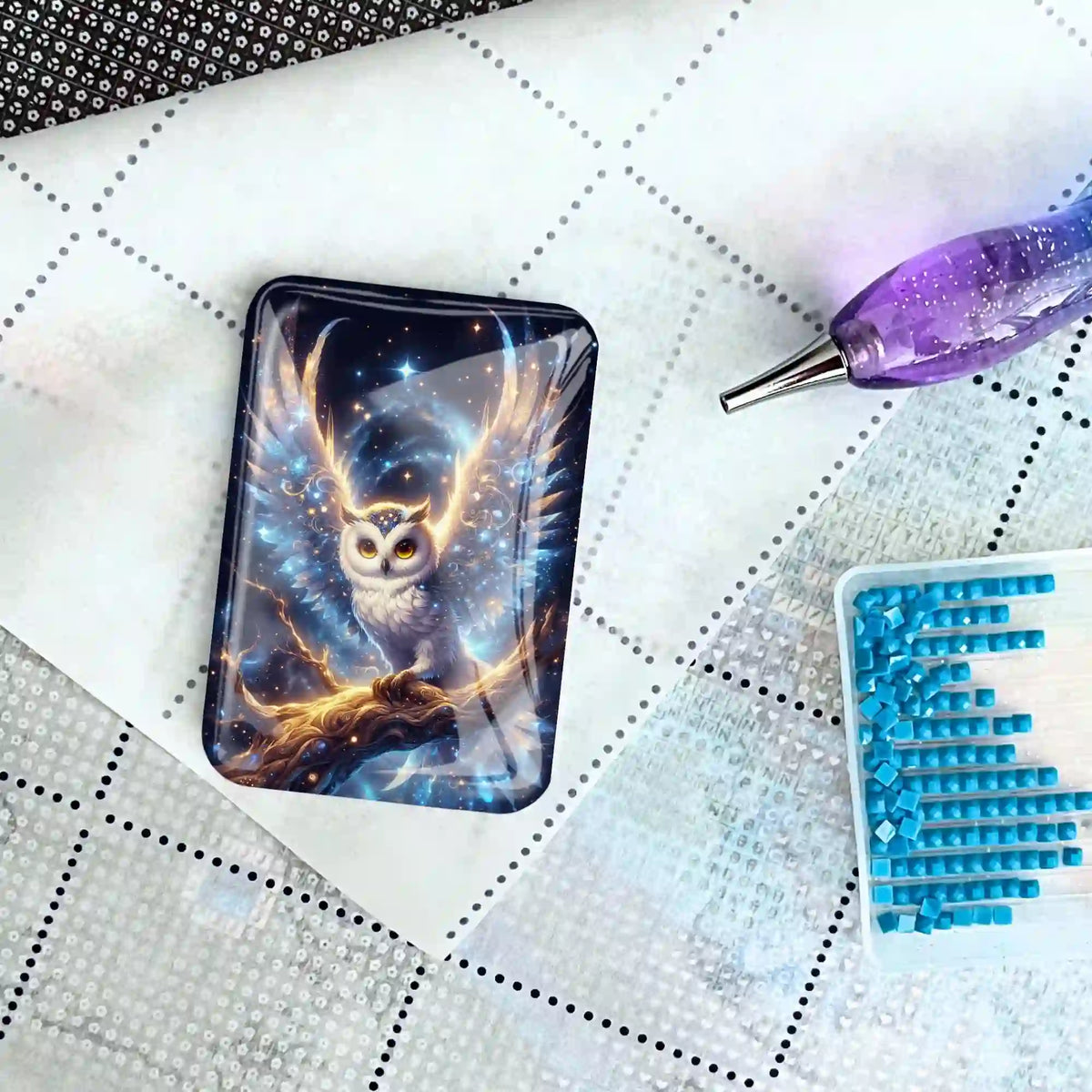 Magischer Eulen-Coverminder für Diamond Painting auf einer Leinwand mit Stift und blauen Diamanten