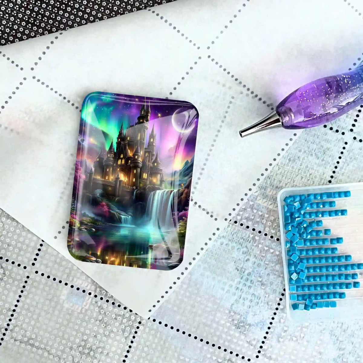 Magischer Coverminder mit Schloss-Motiv für Diamond Painting, platziert auf einer Leinwand mit glitzerndem Stift