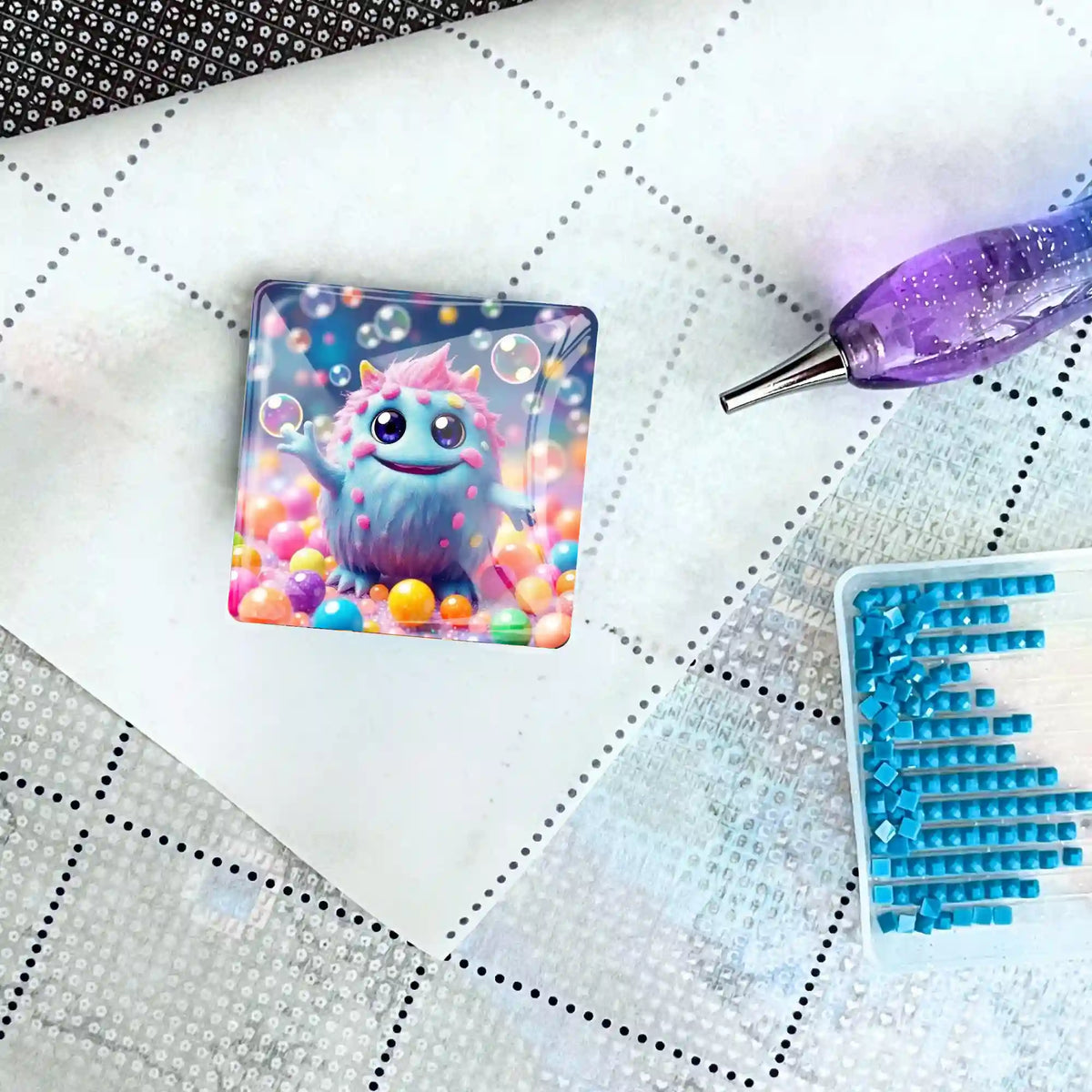 Muffti Cover Minder aus Glas auf Diamond Painting Leinwand mit Stift und blauen Diamanten