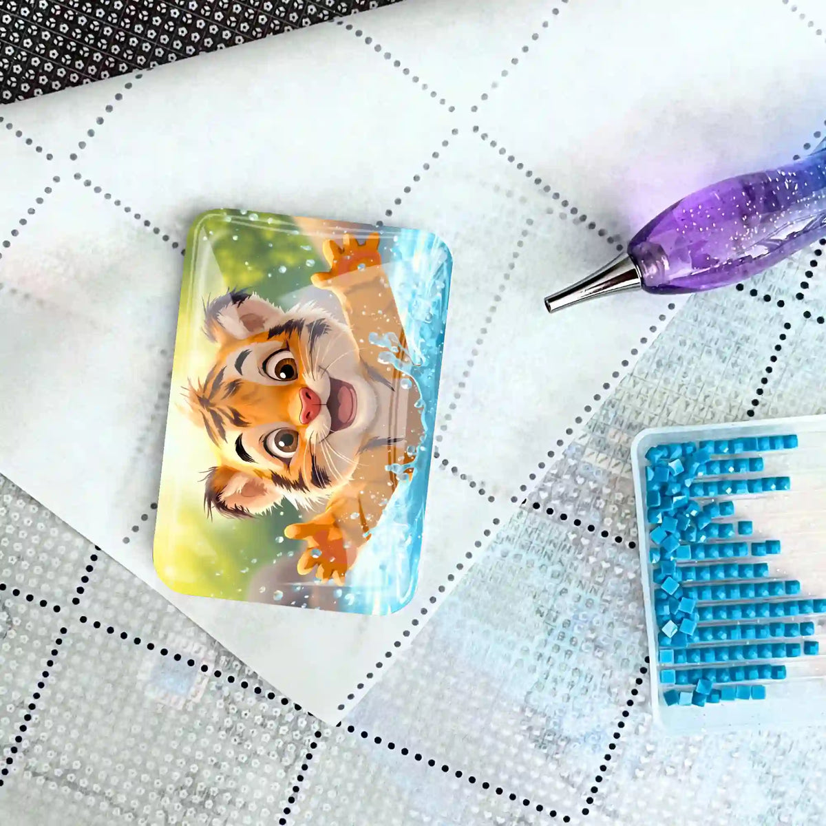 Glas Cover Minder mit Tiger-Motiv Platsch ins Glück auf Diamond Painting Leinwand mit Stift und blauen Steinchen