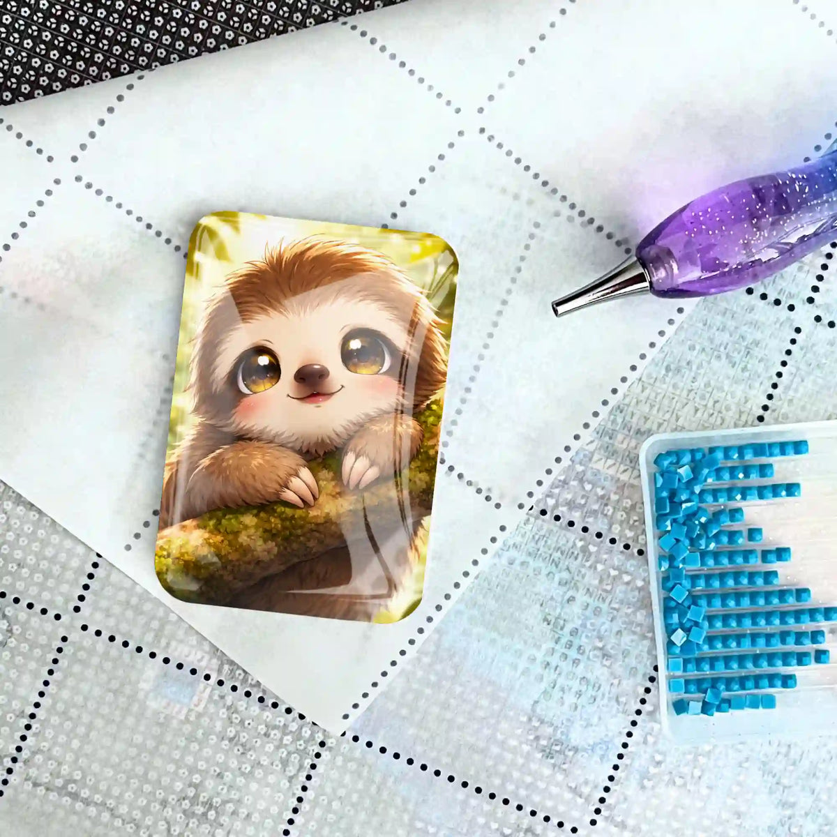 Süßer Faultier Cover Minder aus Glas als magnetischer Helfer für Diamond Painting Zubehör auf weißer Leinwand