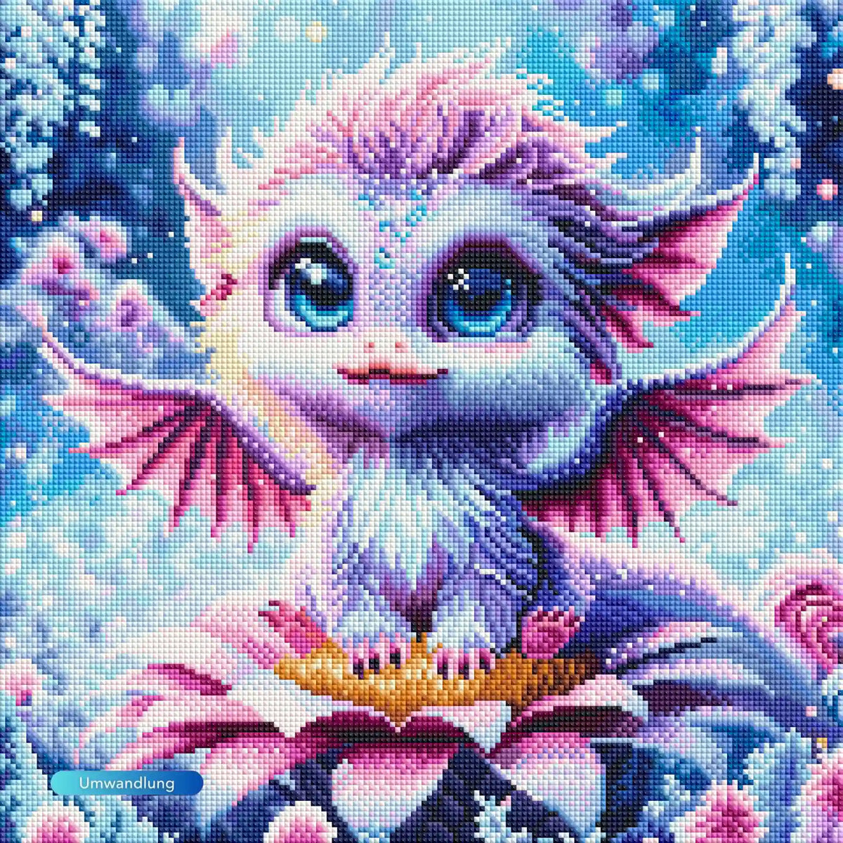 Diamond Painting Set Elun: Niedlicher Babydrache mit großen blauen Augen, rosa Flügeln und violettem Fell in Blüten