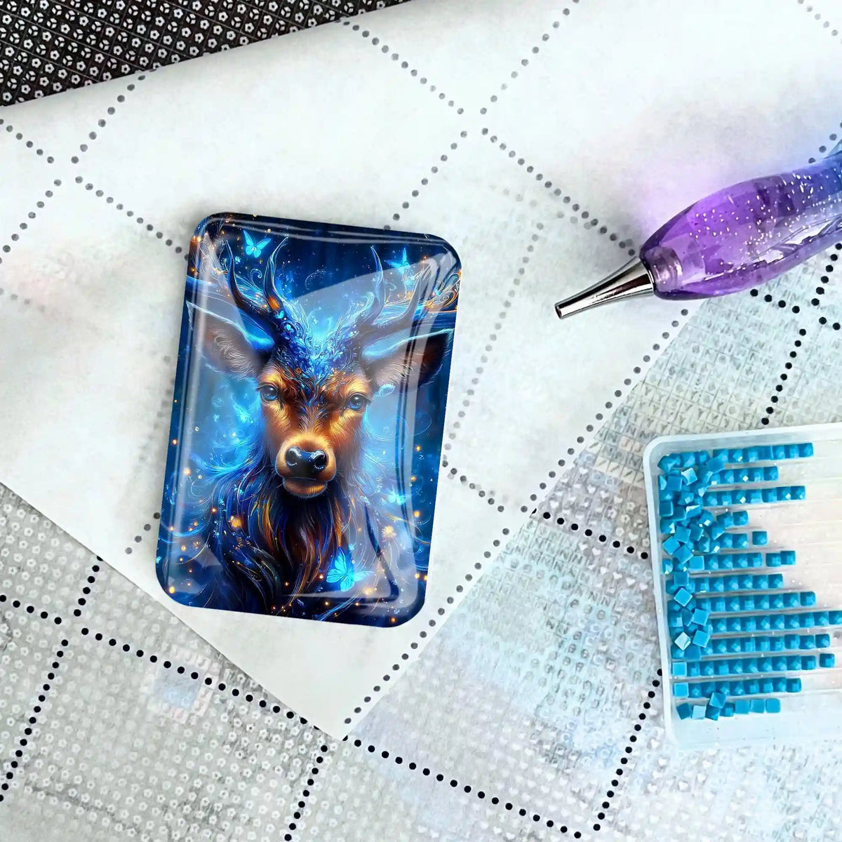 Magischer Cover Minder mit Hirsch-Motiv für Diamond Painting auf einer Leinwand mit glitzerndem Zubehör.