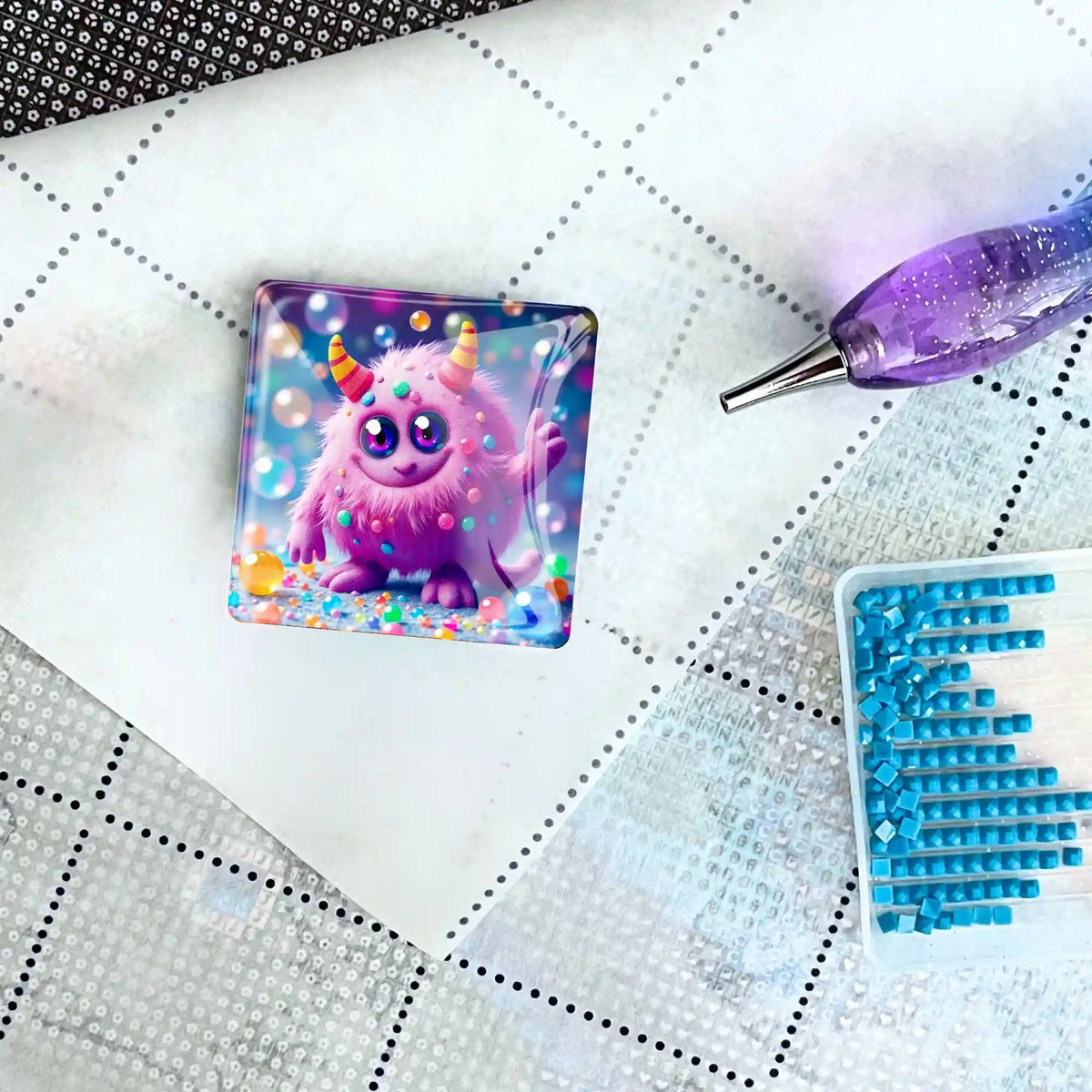 Glas Cover Minder mit süßem Monster-Motiv auf Diamond Painting Leinwand mit Glitzer-Stift und blauen Steinchen