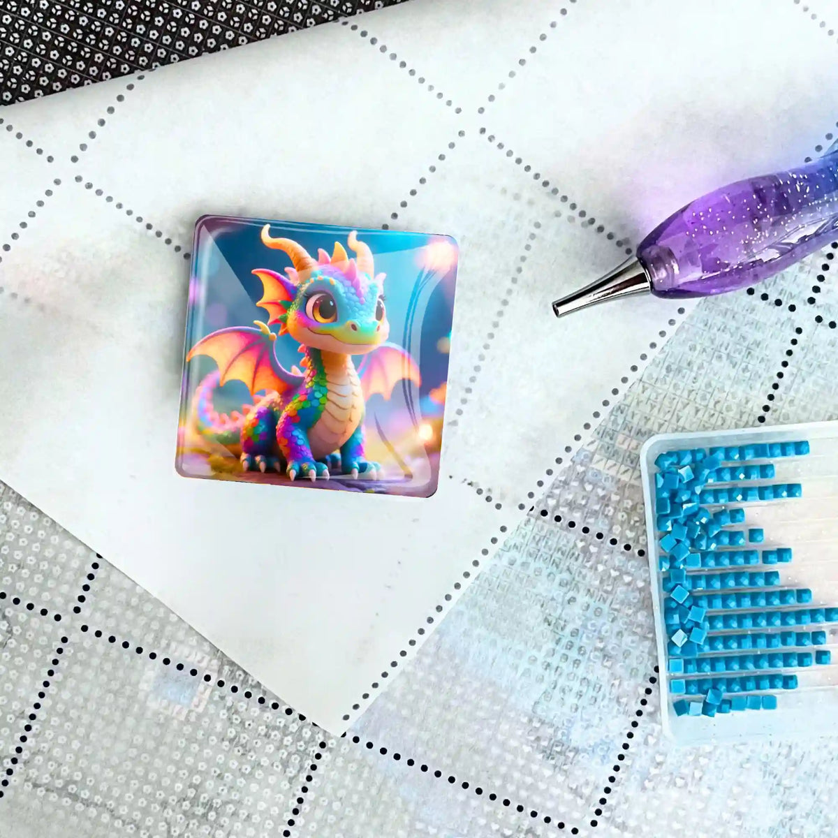Bunter Drachen Cover Minder aus Glas auf Diamond Painting Leinwand mit Glitzerstift und quadratischen Steinchen