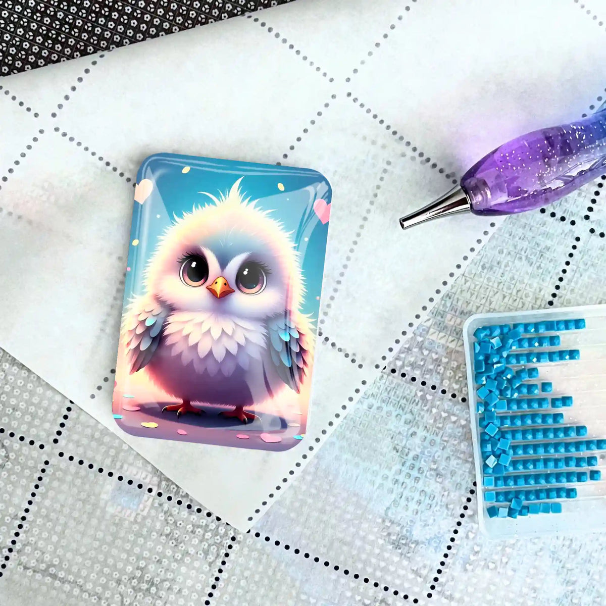 Glas Cover Minder mit süßem Küken-Motiv für Diamond Painting auf einer Leinwand mit Stift und blauen Diamanten