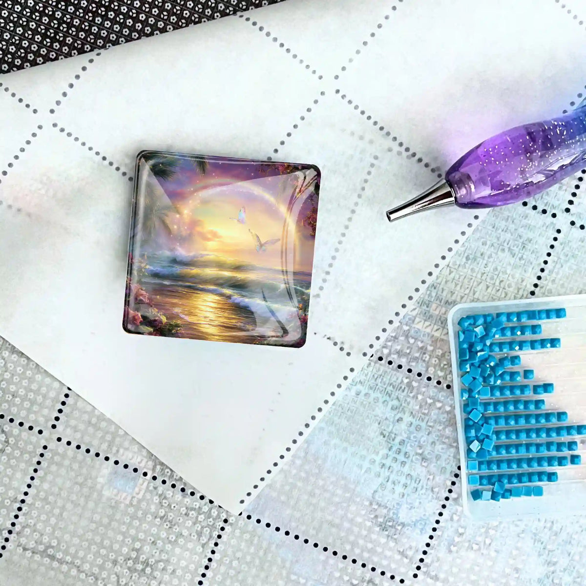 Quadratischer Diamond Painting Cover Minder Motiv Zwischen Himmel und Meer mit Stift und blauen Diamanten auf Leinwand
