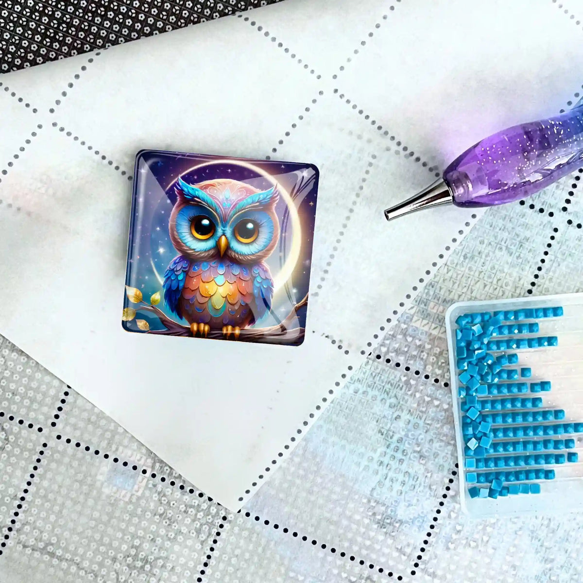 Eulen-Coverminder aus Glas mit Magnet auf einer Diamond Painting Leinwand mit Glitzersteinchen und Stift-Zubehör