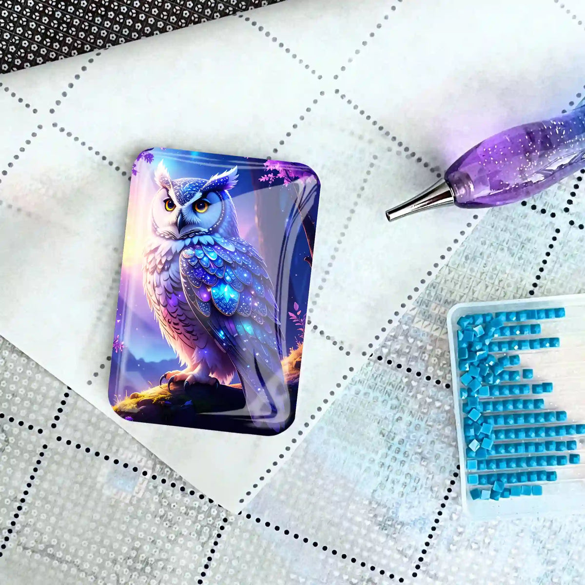 Magischer Eulen-Coverminder aus Glas auf einer Diamond Painting Leinwand mit Glitzersteinen und Stift