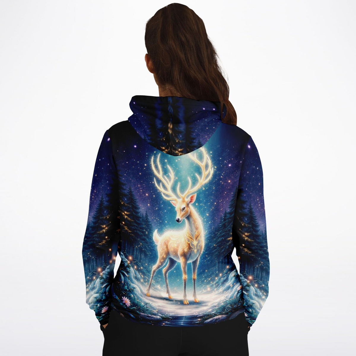 Dreamer Hoodie Herr der Wälder mit leuchtendem Hirsch Motiv im magischen Nachtwald, hochwertiger All-Over-Print Hoodie.