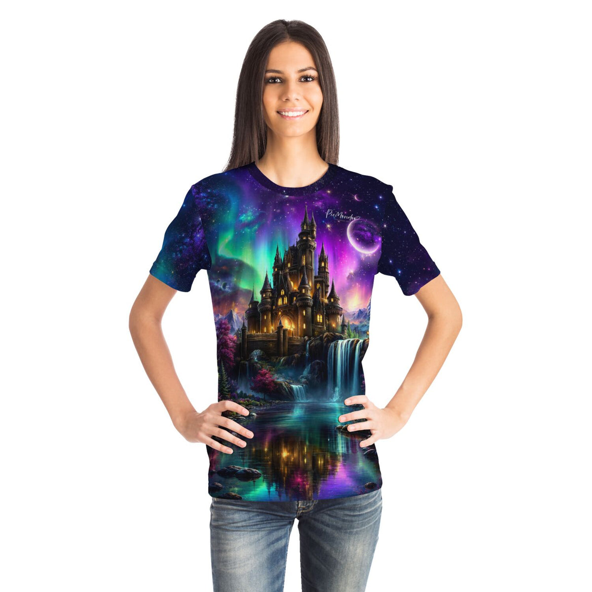 Frau trägt Dreamer T-Shirt mit Schloss Motiv in leuchtenden Diamond Painting Farben und Nordlicht Design.