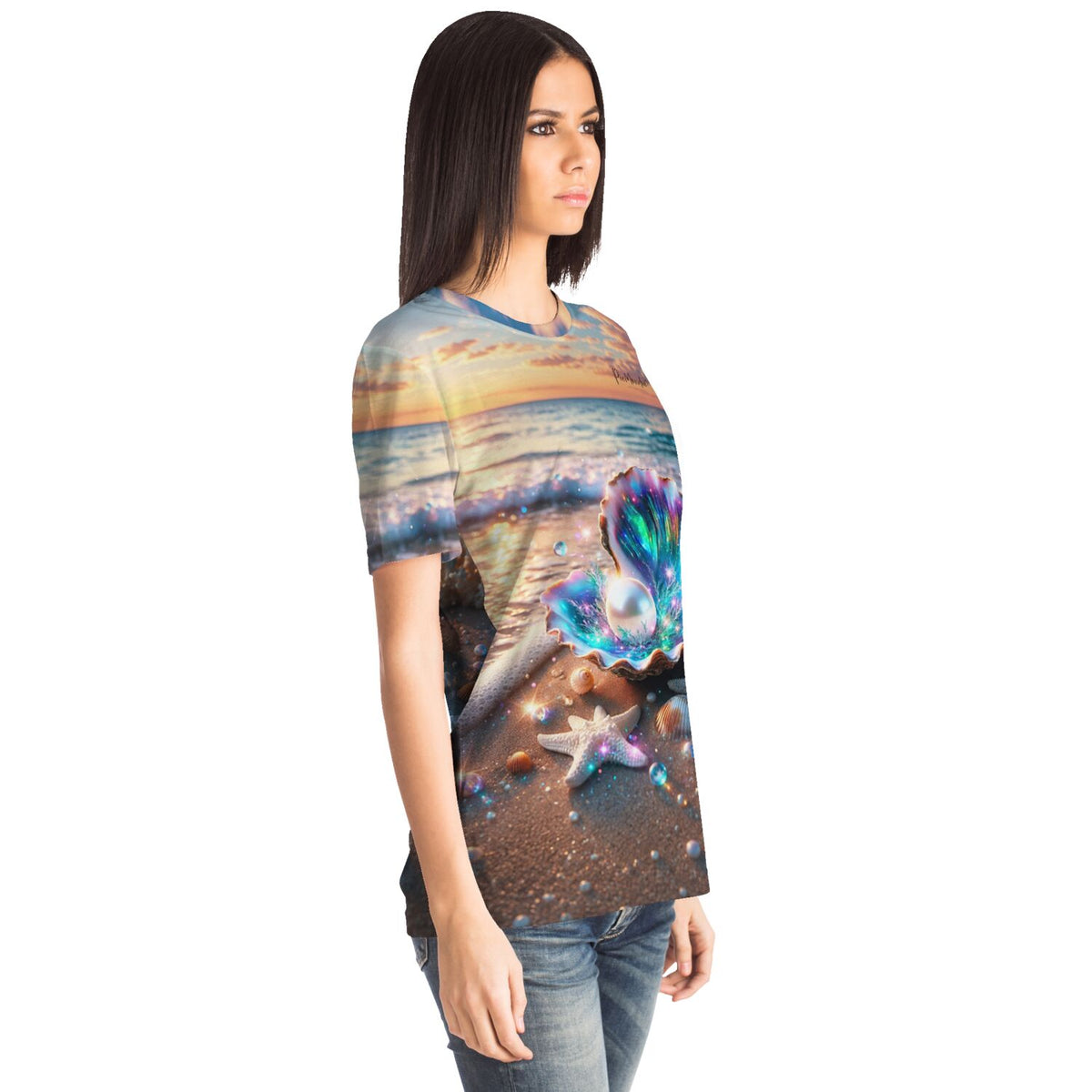 Frau trägt Dreamer T-Shirt mit Diamond Painting Motiv: Muschel mit Perle am Strand im Stil von Malen nach Zahlen Kunst