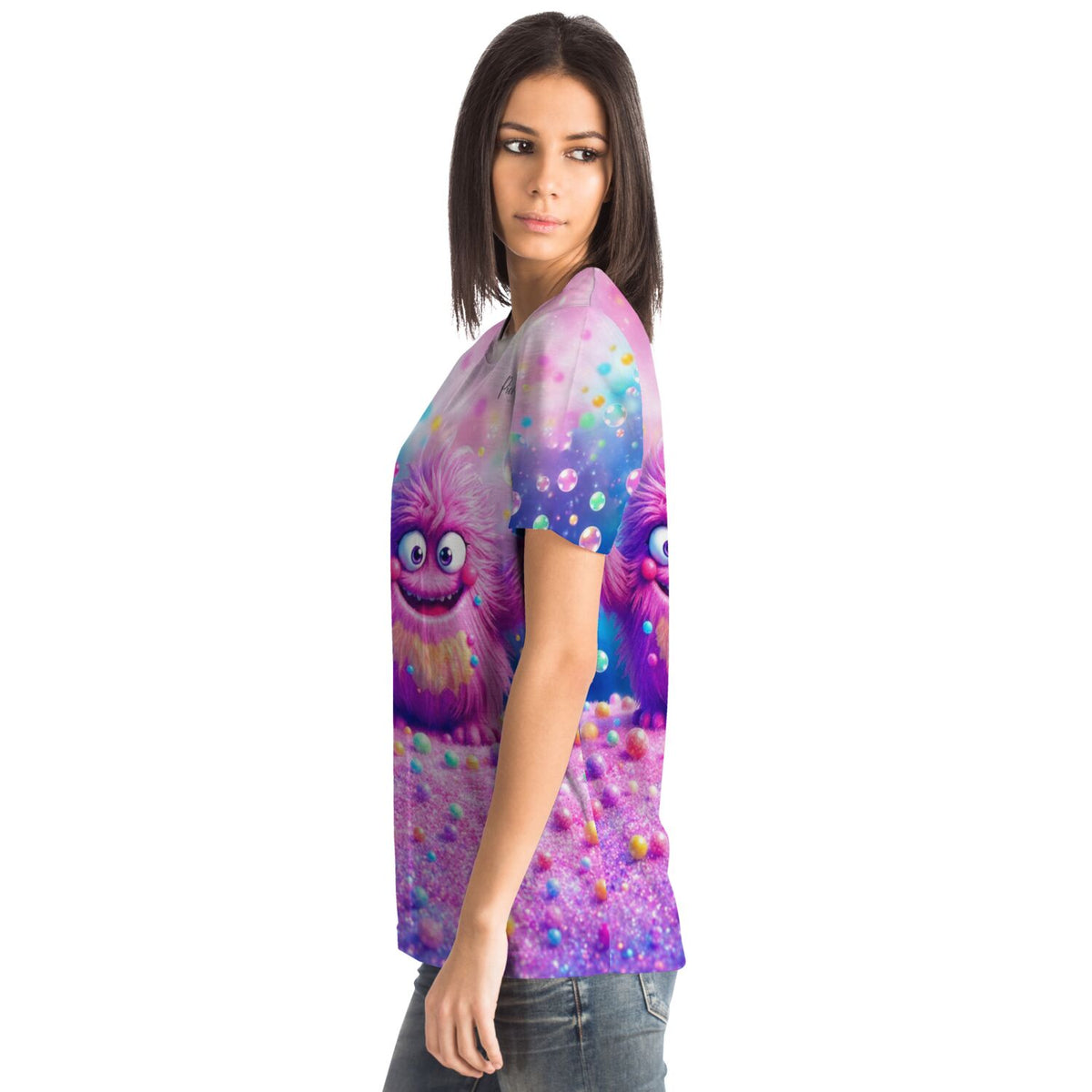 Frau trägt Dreamer T-Shirt mit buntem Monster-Motiv im Stil von Diamond Painting und Malen nach Zahlen Designs