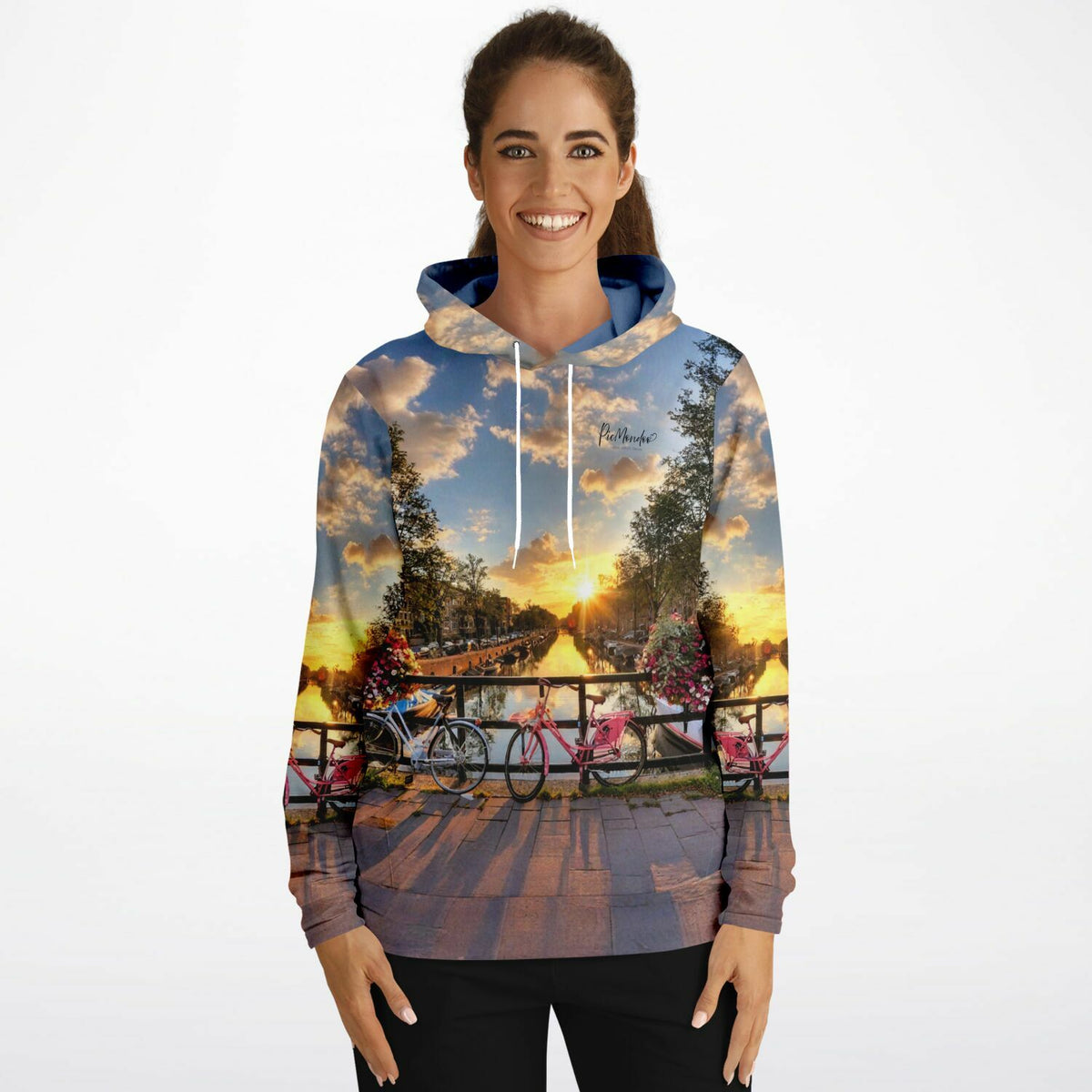 Frau trägt Hoodie mit All-Over-Print Amsterdam Sonnenuntergang, Brücke, Fahrrädern und Kanal für Fans von DIY-Kunst