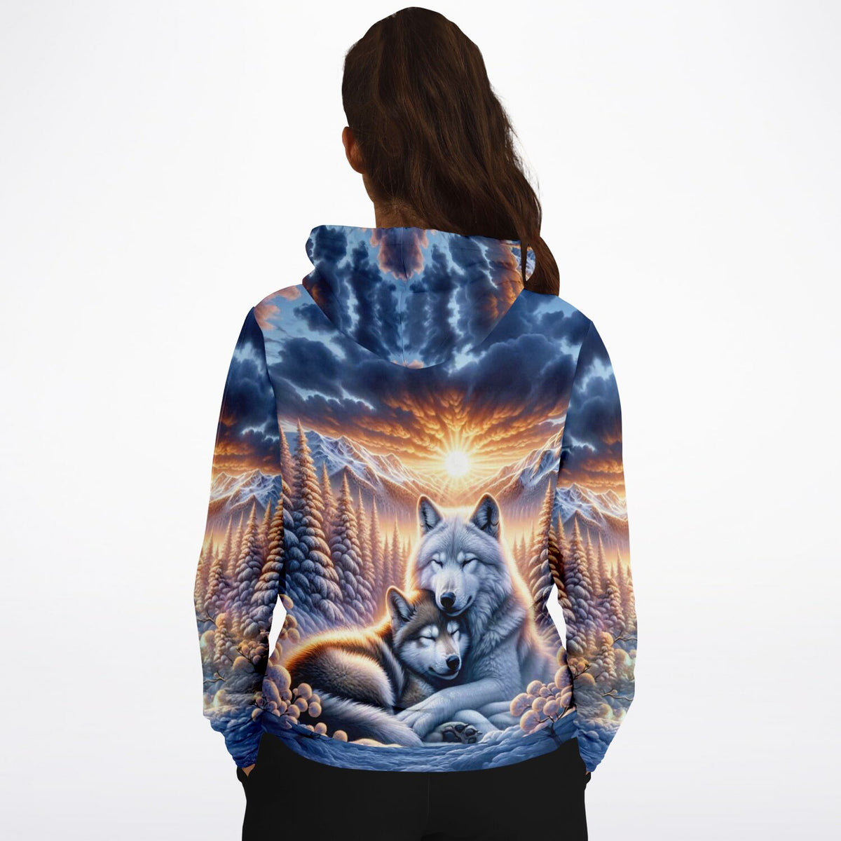 Dreamer Hoodie mit Wolfliebe-Motiv in winterlicher Berglandschaft bei Sonnenaufgang, hochwertiger Allover-Print