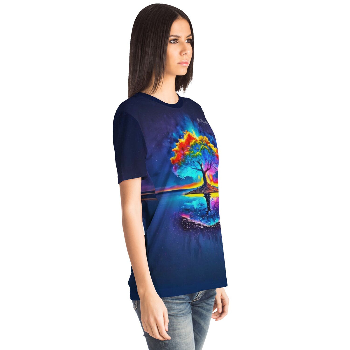 Frau trägt ein T-Shirt mit buntem Rainbow Tree Design, passend zu beliebten Motiven für Diamond Painting und Malen nach Zahlen