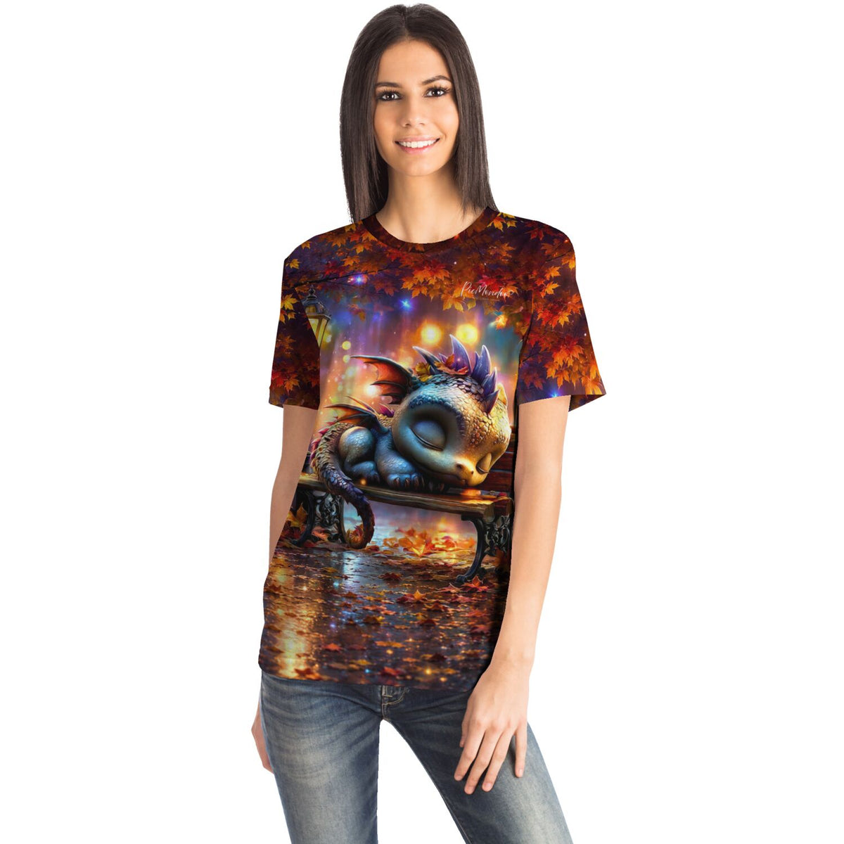 Frau trägt Dreamer T-Shirt mit schlafendem Drachen-Motiv im herbstlichen Wald-Design für Malen nach Zahlen Fans