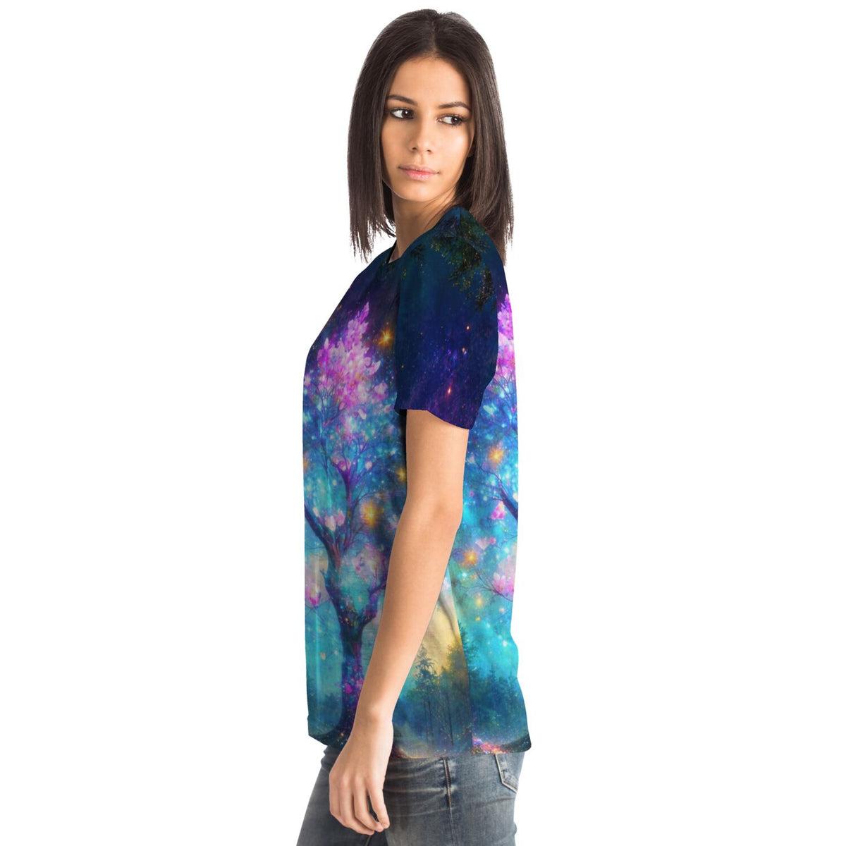 Frau trägt Dreamer T-Shirt mit Schmetterlingsbaum Motiv im Stil von Diamond Painting und Malen nach Zahlen Kunstwerken
