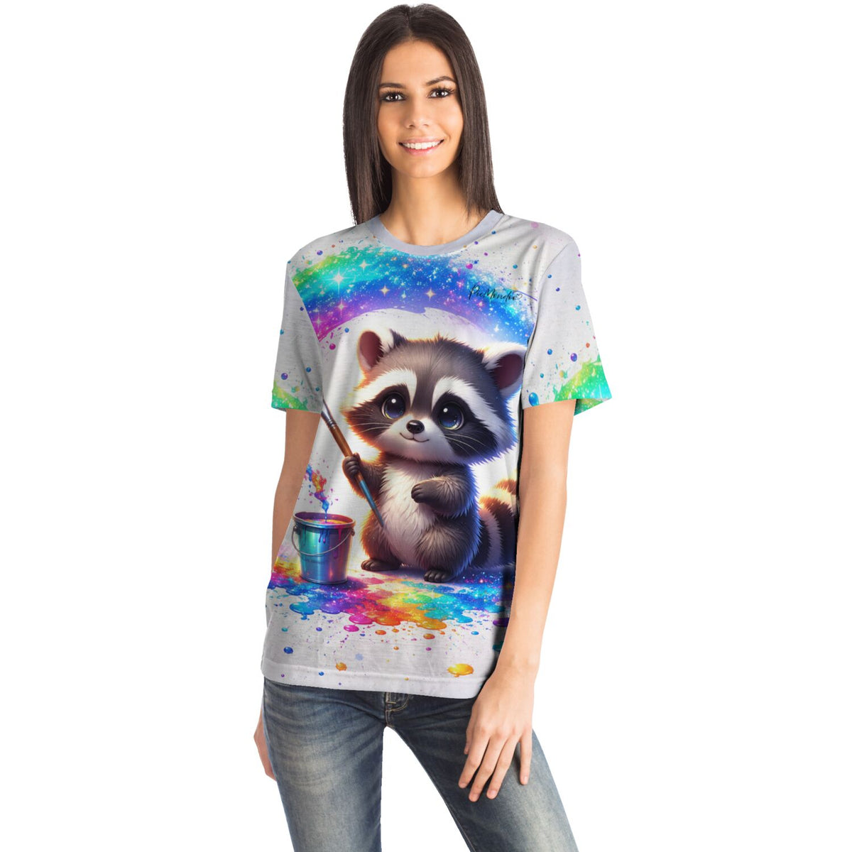 Frau trägt ein T-Shirt mit süßem Waschbär-Motiv im Malen nach Zahlen Stil mit bunten Aquarellfarben und Regenbogen.